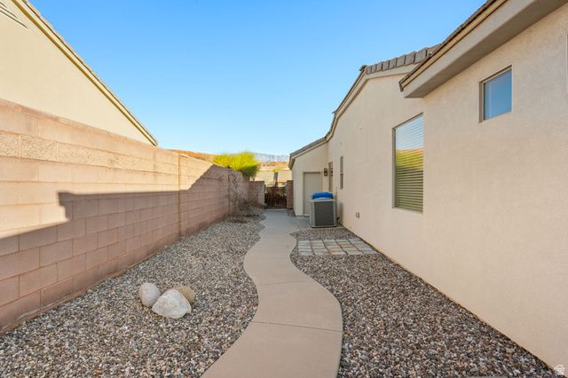 2948 E SLICK ROCK RD, Washington, UT 84780