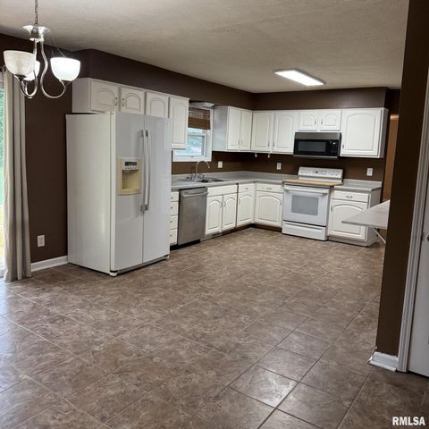 26 Woods Mill Road, Sherman, IL 62684