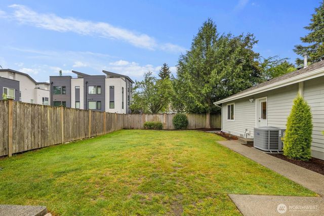 10717 Phinney Avenue N, Seattle, WA 98133