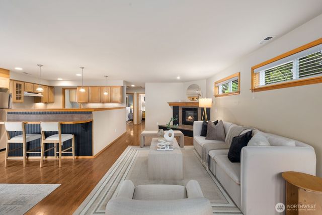 10717 Phinney Avenue N, Seattle, WA 98133