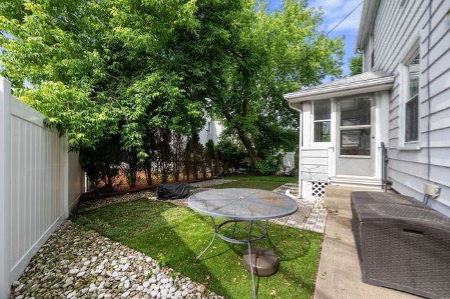 8 Pulaski St, Peabody, MA 01960