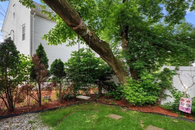 8 Pulaski St, Peabody, MA 01960