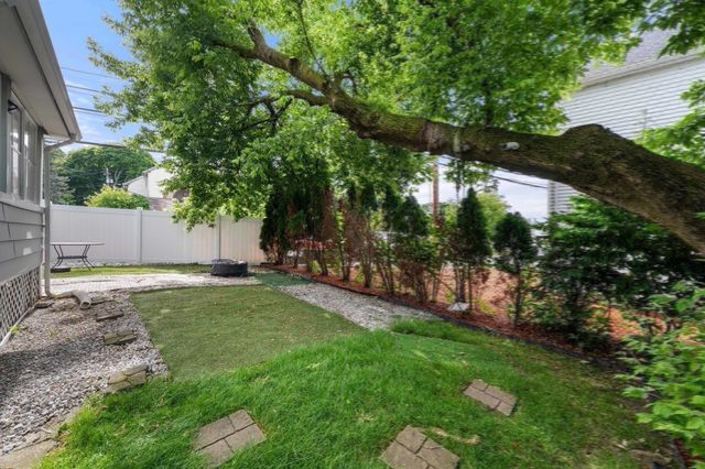 8 Pulaski St, Peabody, MA 01960