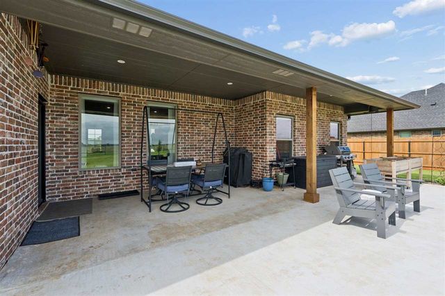 5738 Tadpole Dr, Elgin, OK 73538
