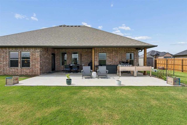 5738 Tadpole Dr, Elgin, OK 73538