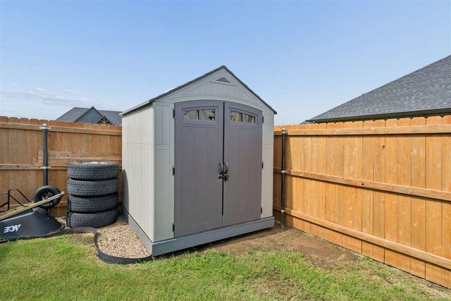 5738 Tadpole Dr, Elgin, OK 73538