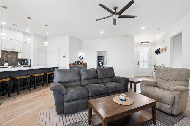 5738 Tadpole Dr, Elgin, OK 73538
