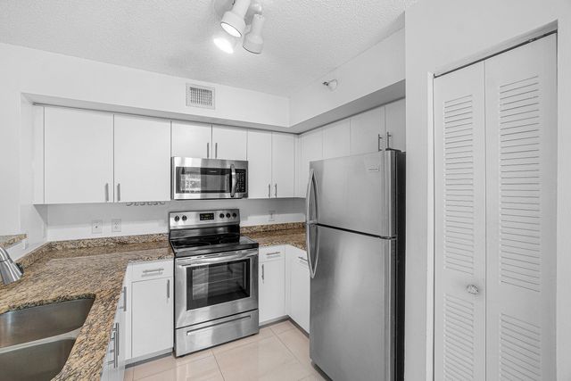131 Yacht Club Way 307, Hypoluxo, FL 33462