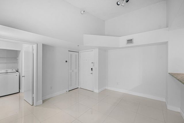 131 Yacht Club Way 307, Hypoluxo, FL 33462