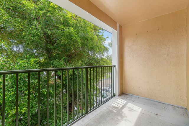 131 Yacht Club Way 307, Hypoluxo, FL 33462