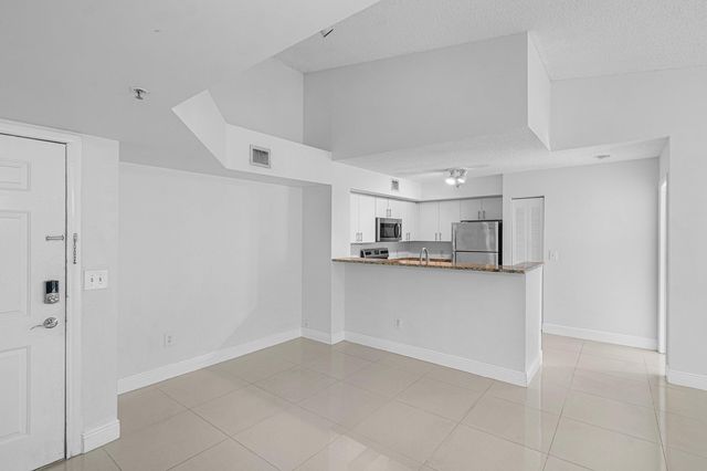 131 Yacht Club Way 307, Hypoluxo, FL 33462