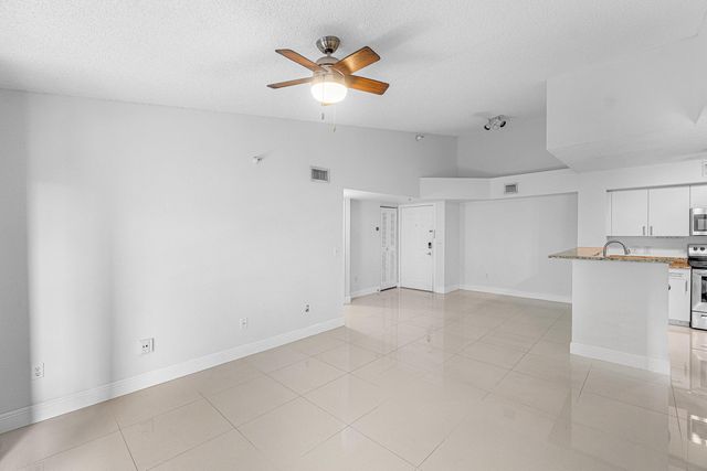 131 Yacht Club Way 307, Hypoluxo, FL 33462