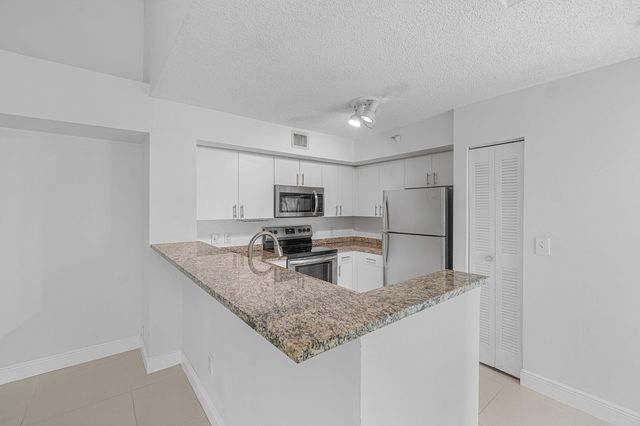 131 Yacht Club Way 307, Hypoluxo, FL 33462
