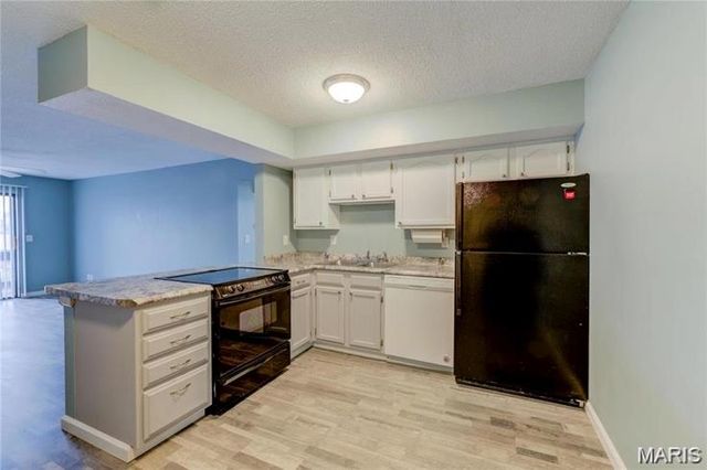 1430 Summergate Parkway J, St Charles, MO 63303