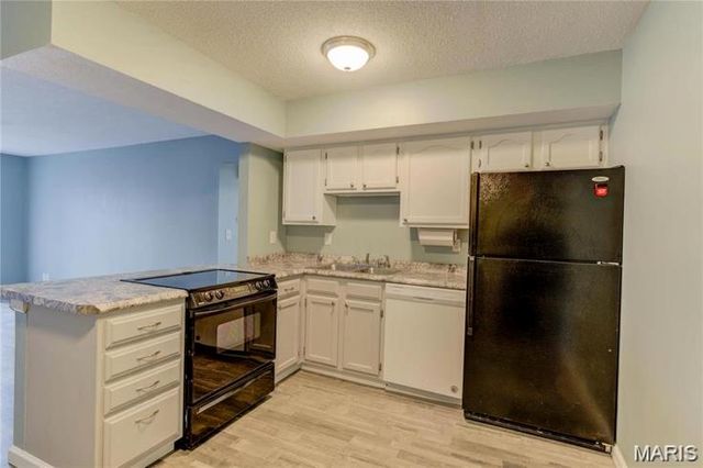 1430 Summergate Parkway J, St Charles, MO 63303