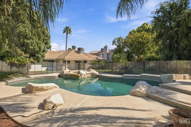 6717 Noah Avenue, Bakersfield, CA 93308