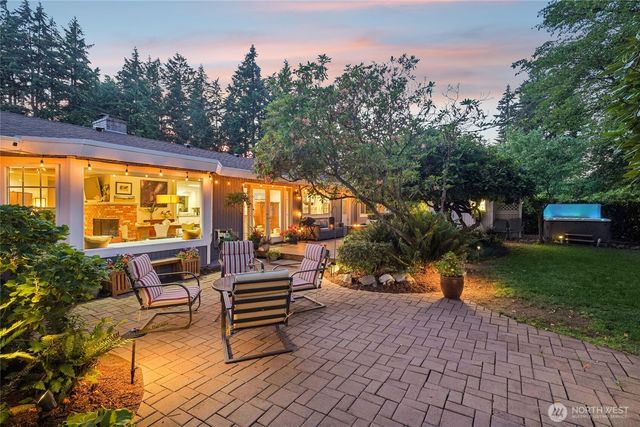 5121 Sunset Drive W, University Place, WA 98467