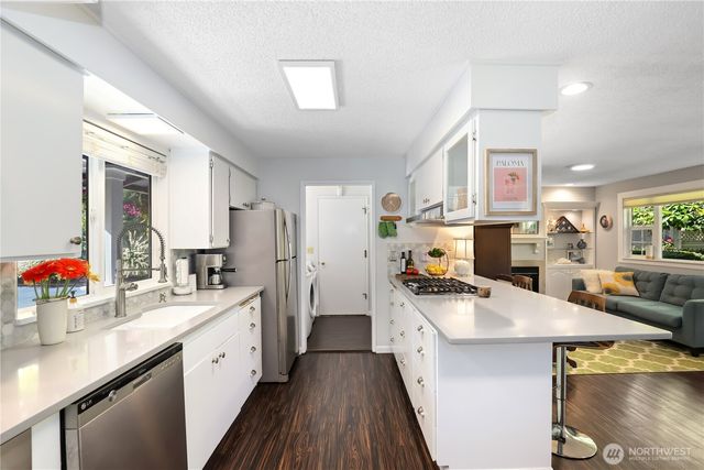 5121 Sunset Drive W, University Place, WA 98467