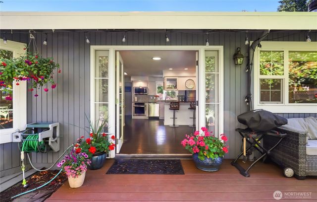 5121 Sunset Drive W, University Place, WA 98467