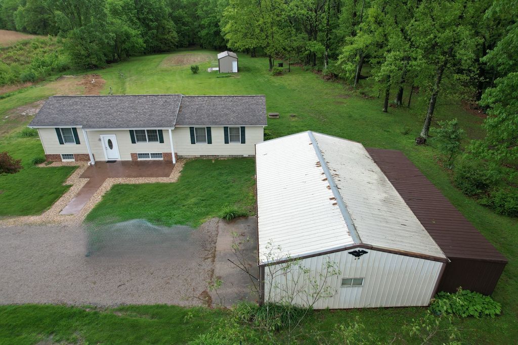 Image 2 of property listing at 22664 N Hails Lane, Texico, IL 62889