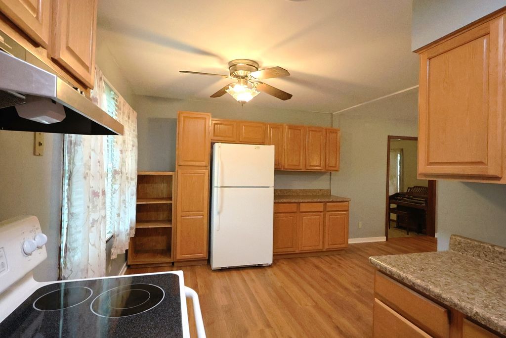 Image 12 of property listing at 22664 N Hails Lane, Texico, IL 62889