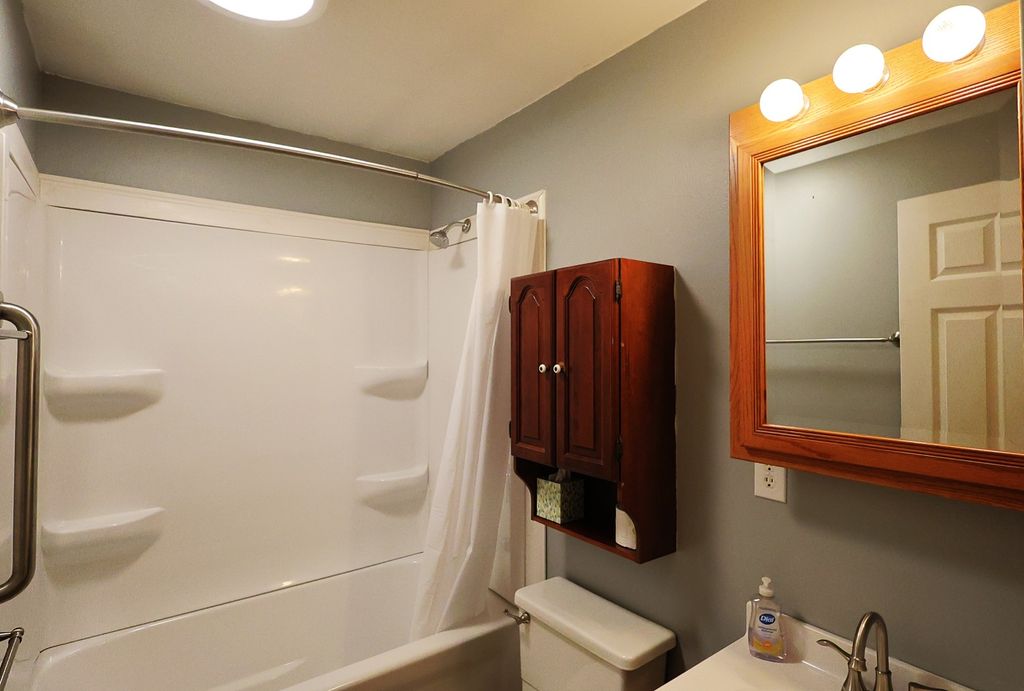 Image 18 of property listing at 22664 N Hails Lane, Texico, IL 62889