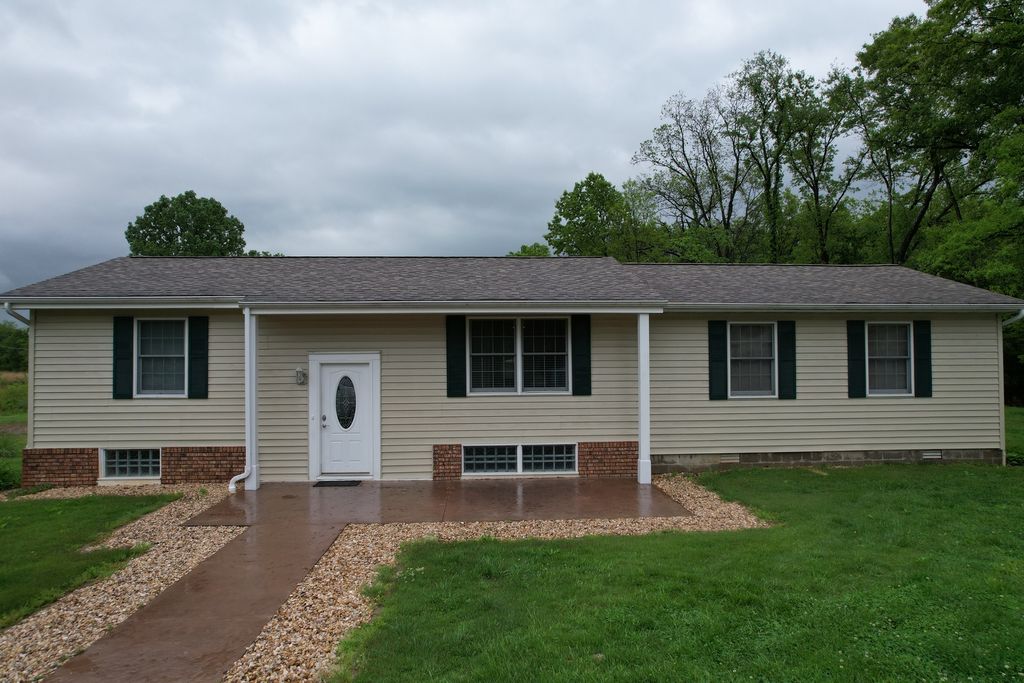 Image 3 of property listing at 22664 N Hails Lane, Texico, IL 62889