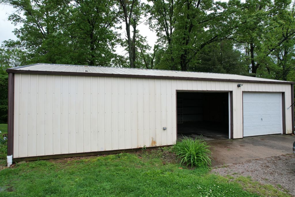 Image 28 of property listing at 22664 N Hails Lane, Texico, IL 62889