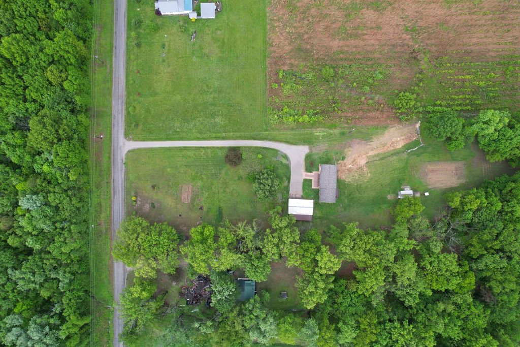 Image 4 of property listing at 22664 N Hails Lane, Texico, IL 62889