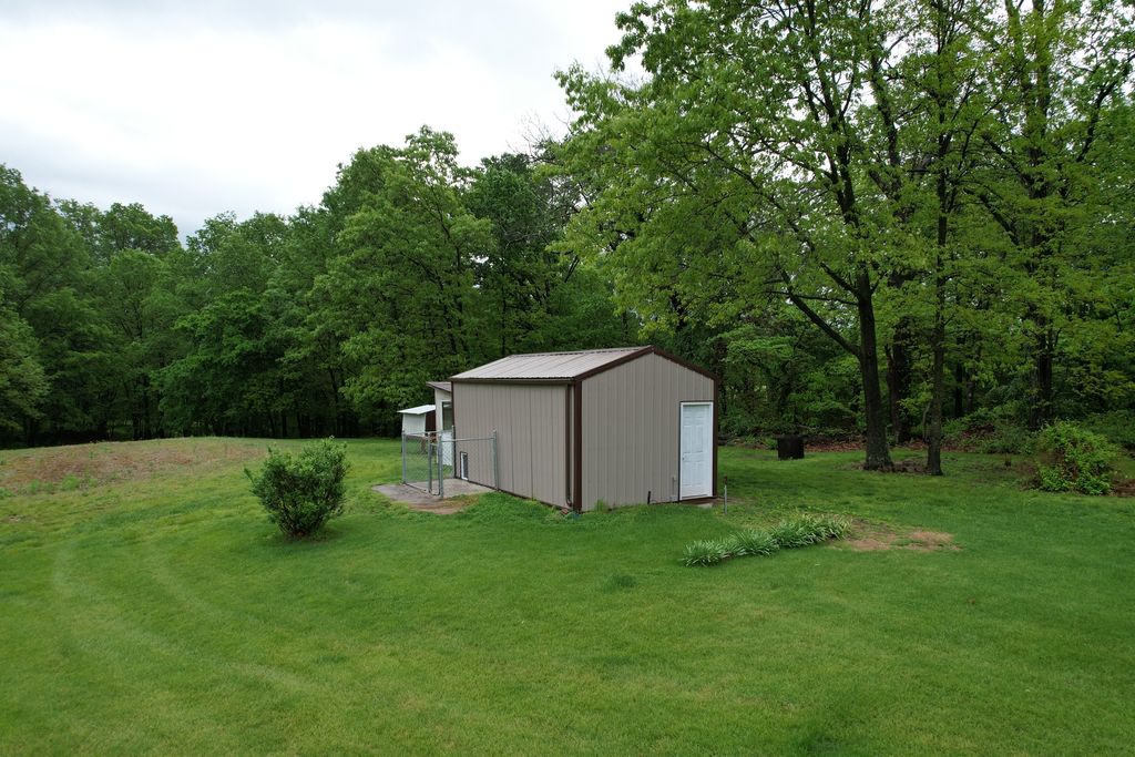 Image 33 of property listing at 22664 N Hails Lane, Texico, IL 62889