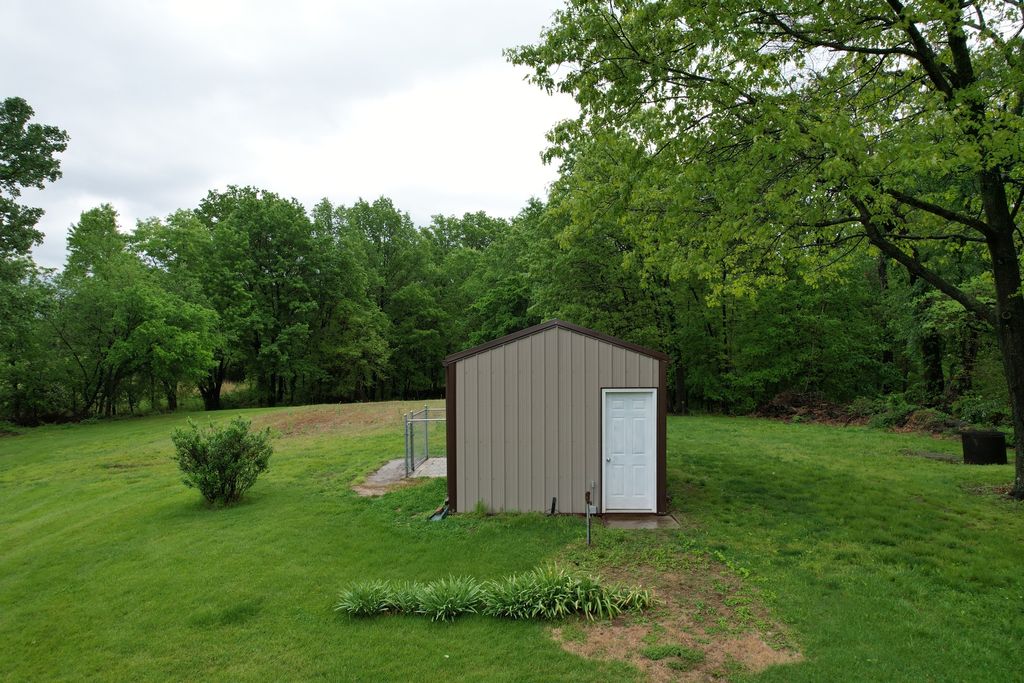 Image 34 of property listing at 22664 N Hails Lane, Texico, IL 62889