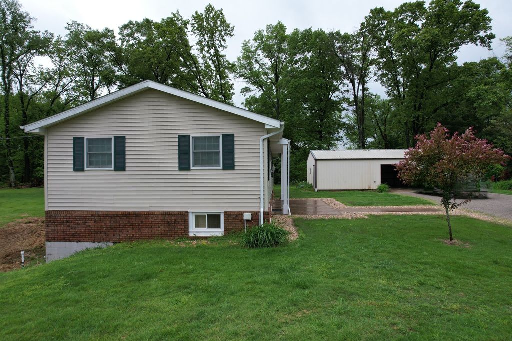 Image 37 of property listing at 22664 N Hails Lane, Texico, IL 62889