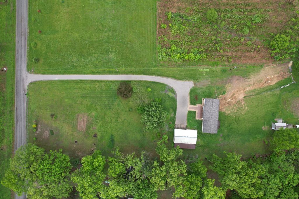 Image 39 of property listing at 22664 N Hails Lane, Texico, IL 62889