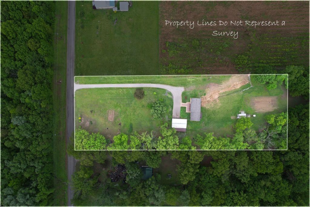 Image 5 of property listing at 22664 N Hails Lane, Texico, IL 62889