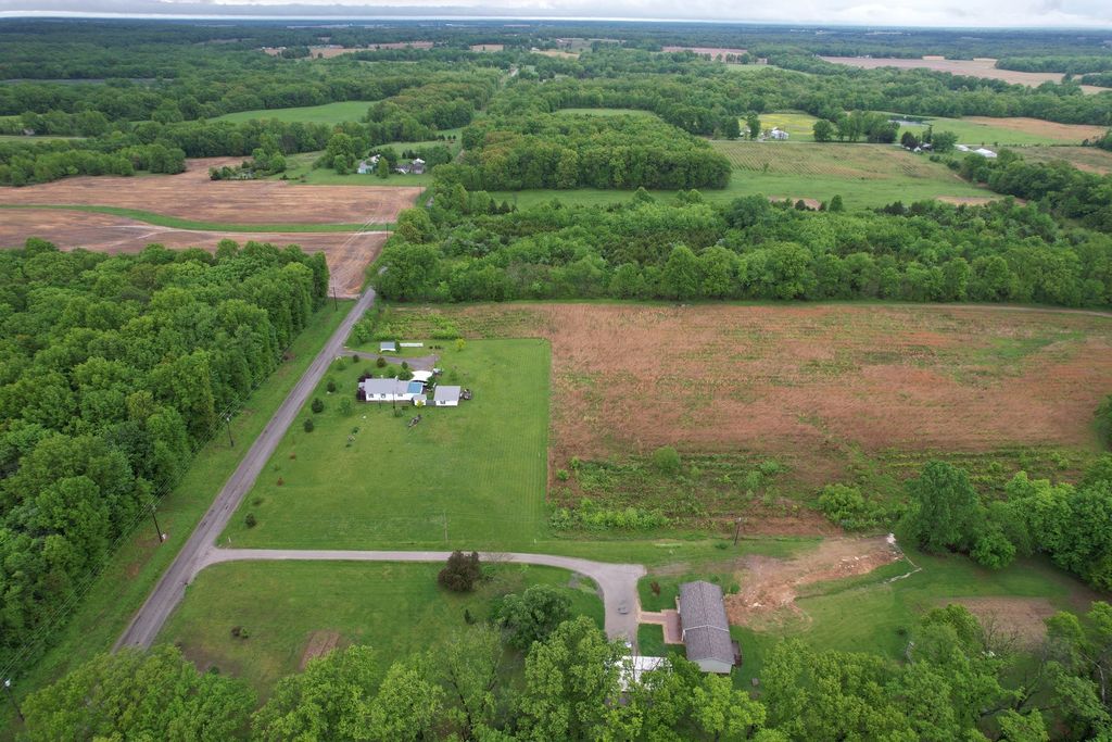 Image 43 of property listing at 22664 N Hails Lane, Texico, IL 62889