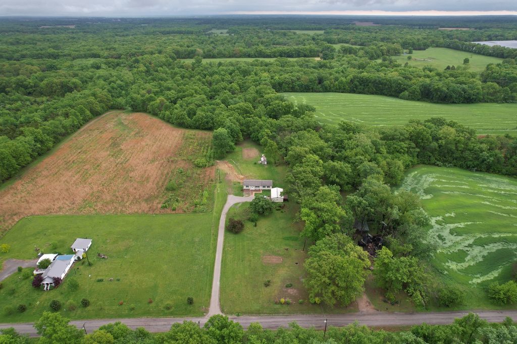 Image 6 of property listing at 22664 N Hails Lane, Texico, IL 62889