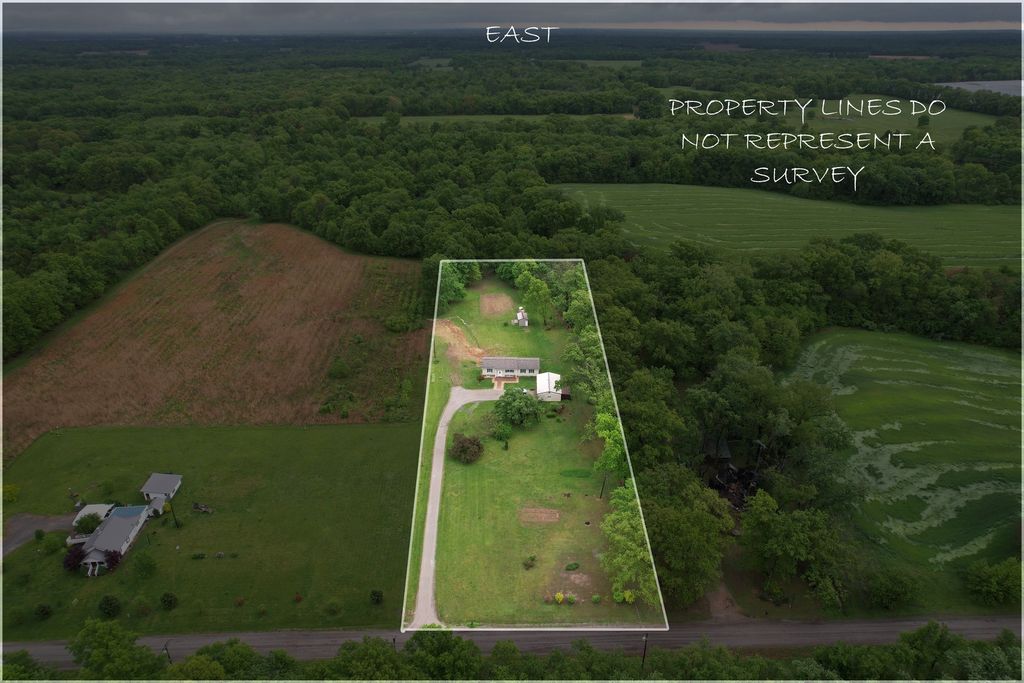 Image 7 of property listing at 22664 N Hails Lane, Texico, IL 62889