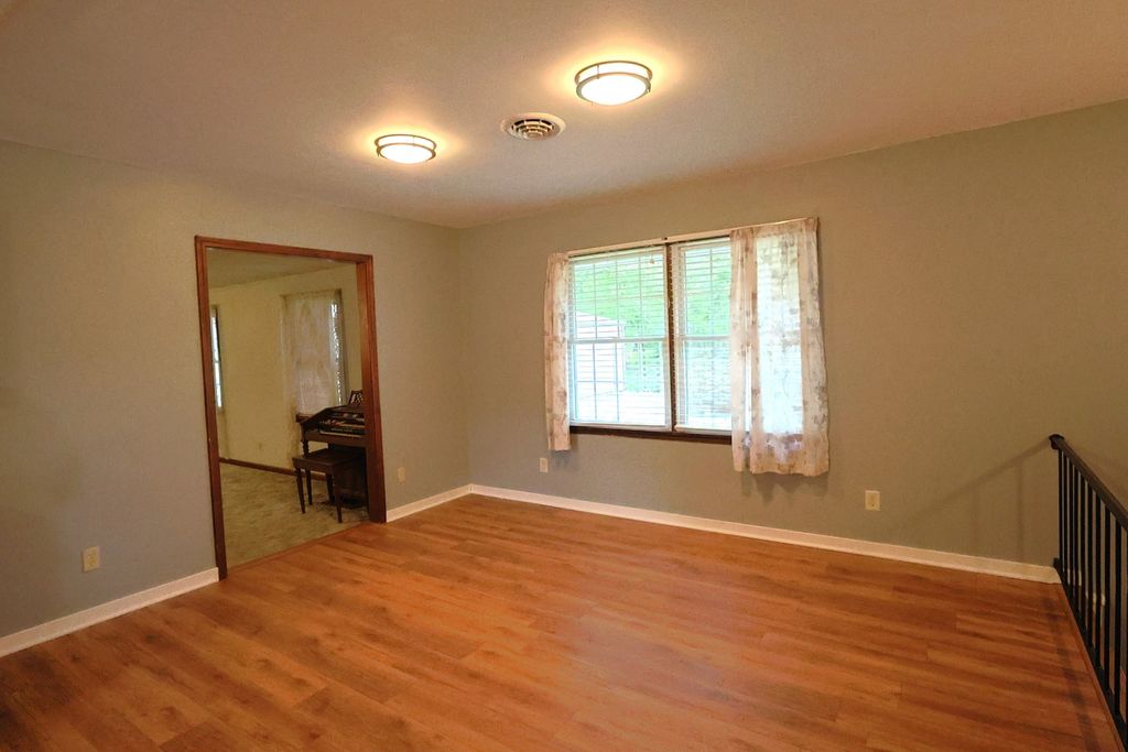 Image 8 of property listing at 22664 N Hails Lane, Texico, IL 62889