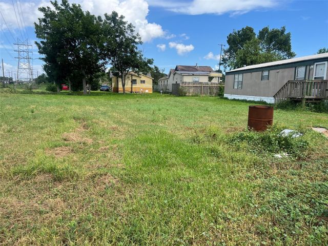 000 Pine Street, Baytown, TX 77520