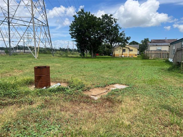 000 Pine Street, Baytown, TX 77520