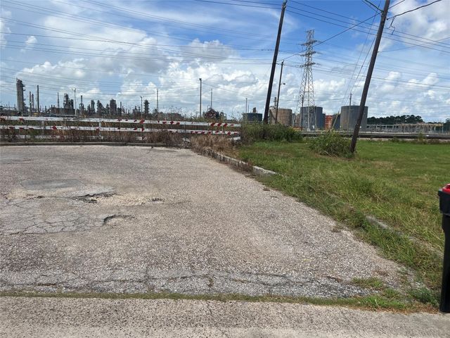 000 Pine Street, Baytown, TX 77520