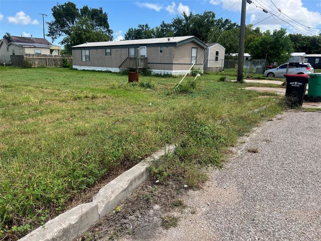 000 Pine Street, Baytown, TX 77520