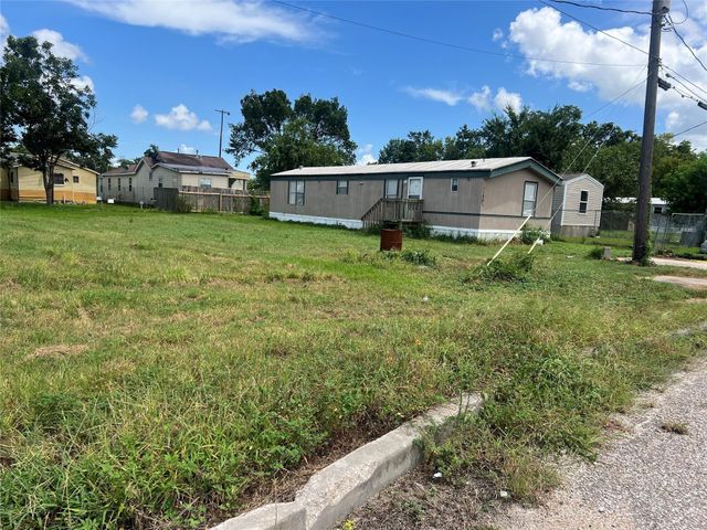 000 Pine Street, Baytown, TX 77520