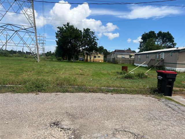 000 Pine Street, Baytown, TX 77520