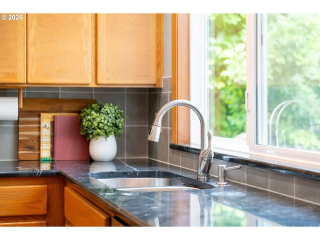 2647 Sw Sylvania Ter, Portland, OR 97219