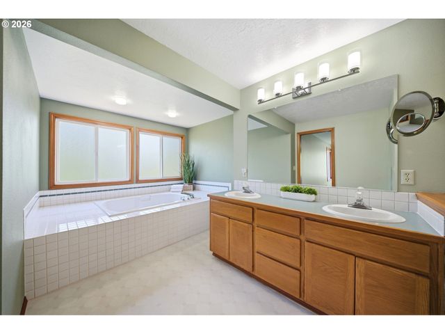 2647 Sw Sylvania Ter, Portland, OR 97219