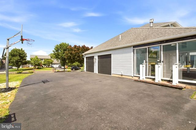 110 GWYNMONT DR, North Wales, PA 19454