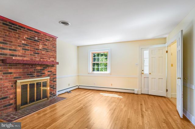 5 DELAHAY DR, Fredericksburg, VA 22401