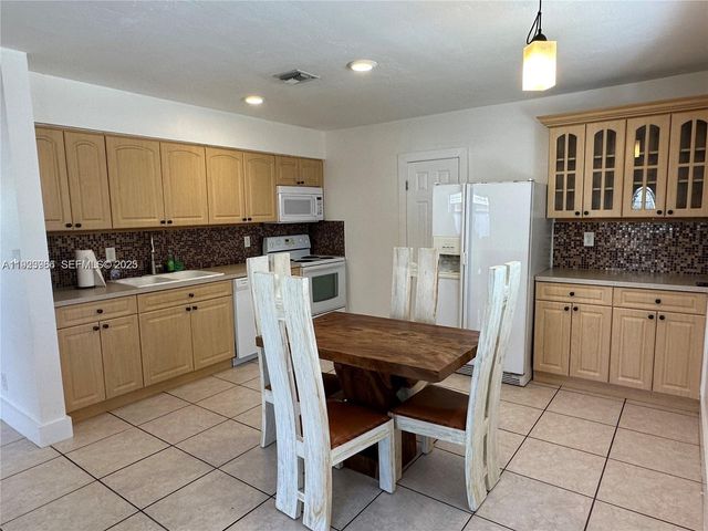 28 SE 4th St, Dania Beach, FL 33004