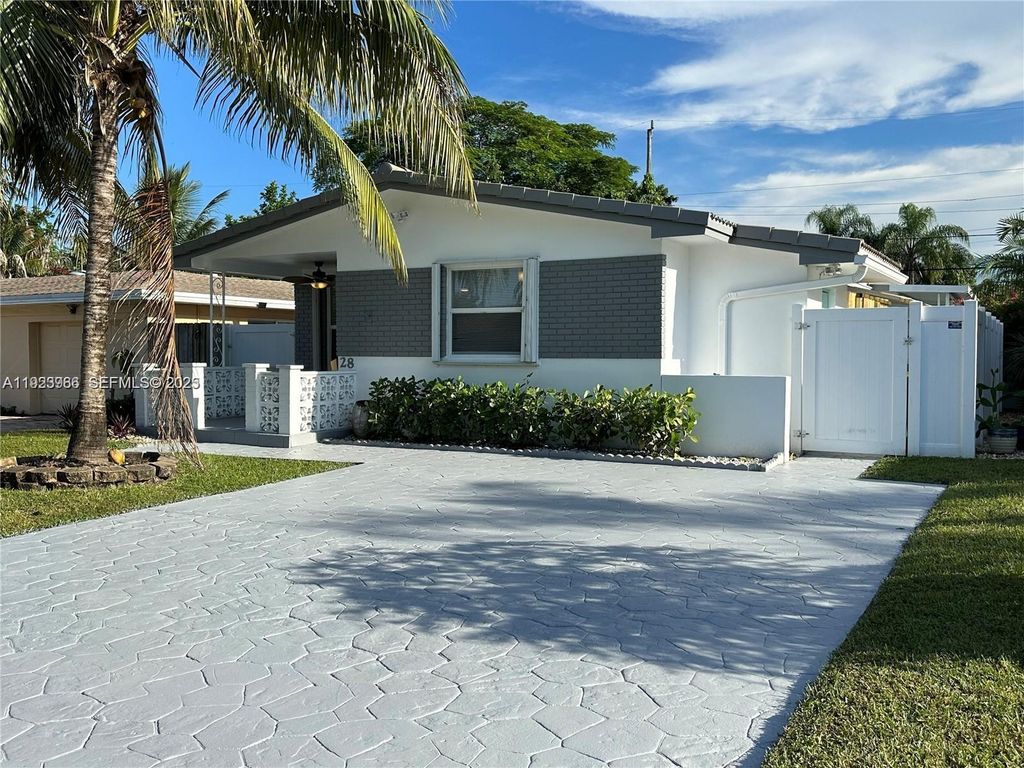 28 SE 4th St, Dania Beach, FL 33004